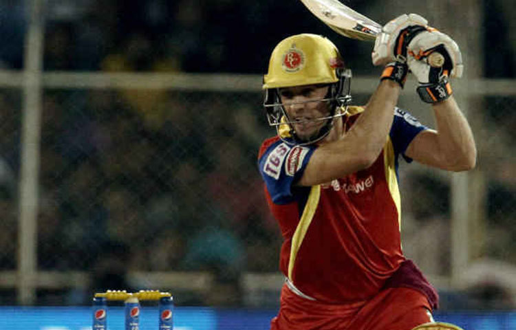 এবি ডি ভিলিয়ার্স : দিল্লির হয়ে খেলার পর ব্যাঙ্গালুরুর দলে যোগ দেন এবি। ১২৪টি ম্যাচে তার সংগ্রহ ৩,৪০২ রান। যার মধ্যে ৩টি শতরান ও ২২টি অর্ধশতক রয়েছে।