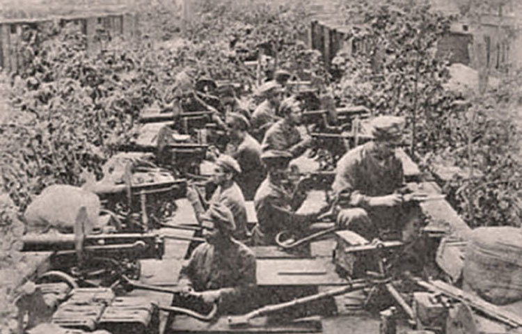 রাশিয়ার গৃহযুদ্ধ : ১৯১৭-১৯২১ সালে সংগঠিত যুদ্ধে ৫০ লক্ষ থেকে ৯০ লক্ষ মানুষ প্রাণ হারায়। বলশেভিক পার্টির অভ্যুত্থান এবং ক্ষমতা দখলের সেই গৃহযুদ্ধে মৃত্যু হয়েছিল প্রায় ৯০ লক্ষ মানুষের।