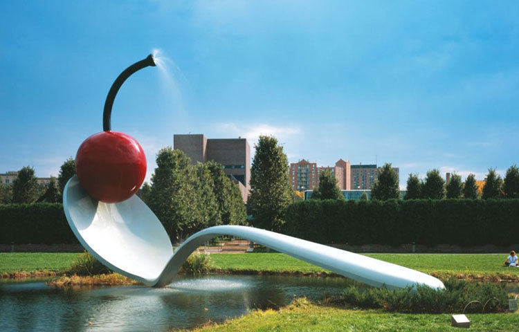 স্পুনব্রিজ অ্যান্ড চেরি : এই স্থাপত্যটিও রয়েছে ইংল্যান্ডে। ১৯৮৮ সালে এই এর তৈরির কাজ শেষ হয়। চামচটির ওজন প্রায় ৫৮০০ পাউন্ড এবং চেরিটির ওজন ১২০০ পাউন্ড।