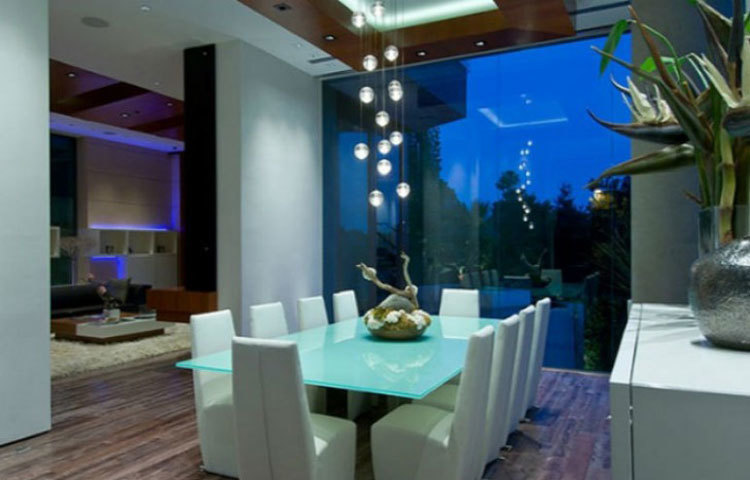 রান্নাঘর : মোট ছয়টি রান্নাঘর রয়েছে এখানে। ২৪ ঘণ্টা যেখানে পছন্দ মতো খাবার তৈরির জন্য প্রস্তুত থাকেন একাধিক শেফ।