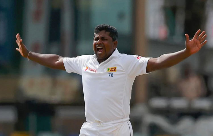 রঙ্গনা হেরাথ : ১৭ বছর ধরে আন্তর্জাতিক টেস্ট ক্রিকেট খেলছেন শ্রীলংকার বাঁহাতি স্পিনার রঙ্গনা হেরাথ। দুরন্ত পারফরম্যান্সে জায়গা করে নিয়েছেন এ বারের আইসিসি টেস্ট ক্রিকেট দলে। এ বছরে ৫৪টি উইকেট রয়েছে তার ঝুলিতে। নভেম্বরে জিম্বাবোয়ের বিরুদ্ধে এক ইনিংসে ৮ উইকেট নেন হেরাথ।