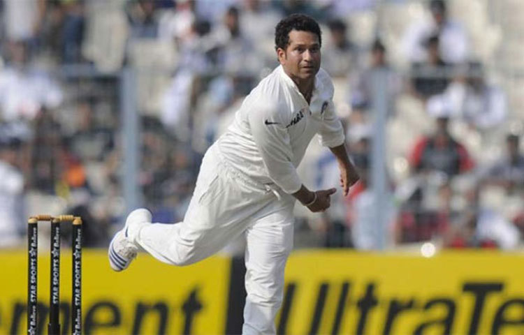 ইডেন টেস্টে সচিনকে দিয়ে বল করানো : ঐতিহাসিক ইডেন টেস্ট মনে থাকবে লক্ষণ-রাহুল জুটির অনবদ্য ব্যাটিং এবং হরভজনের বোলিংয়ের জন্য। কিন্তু পঞ্চম দিনে ম্যাচ প্রায় বাঁচিয়ে দেওয়া অস্ট্রেলিয়াকে হারাতে সাহায্য করেছিল সচিনের লেগস্পিন। রাজুকে সরিয়ে সচিনকে সে দিন বল করানো ছিল দাদার মাস্টারস্ট্রোক।