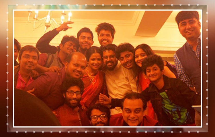 মীরাক্কেলের কিছু পরিচিত মুখকেও দেখা গেল আমন্ত্রিতদের ভিড়ে। দেখা গেল সিপিএমের ছাত্রনেতা শতরূপ ঘোষকেও।