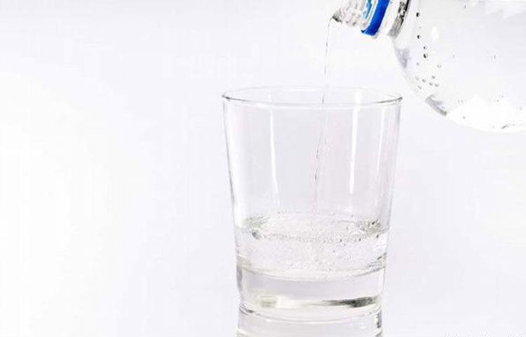 পানি কখনো ফেলে দেবেন না : পানি পান করার পর যদি গ্লাসের তলায় খানিকটা পানি থেকে যায়, তাহলে তা ফেলে দেবেন না। সেটুকু আপনার গাছের গোড়ায় ঢালতে পারেন কিংবা চায়ের কেটলিতে জমাতে পারেন।