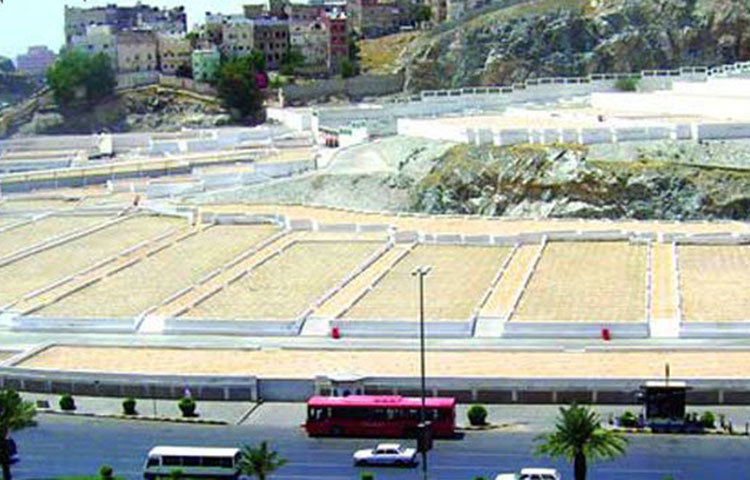 জান্নাতুল মুয়াল্লা : মাসজিদুল হারাম থেকে উত্তর দিকে আনুমানিক দুই কিলোমিটার দূরে এই গোরস্থান। এখানে হজরত খাদিজা রাদিয়াল্লাহু আনহু, রাসূল সাল্লাল্লাহু আলাইহি ওয়া সাল্লামের মাতা আমিনা, দাদা আব্দুল মোত্তালিব, চাচা আবু তালেব, পুত্র কাসেমসহ অনেক সাহাবির রওজা অবস্থিত।