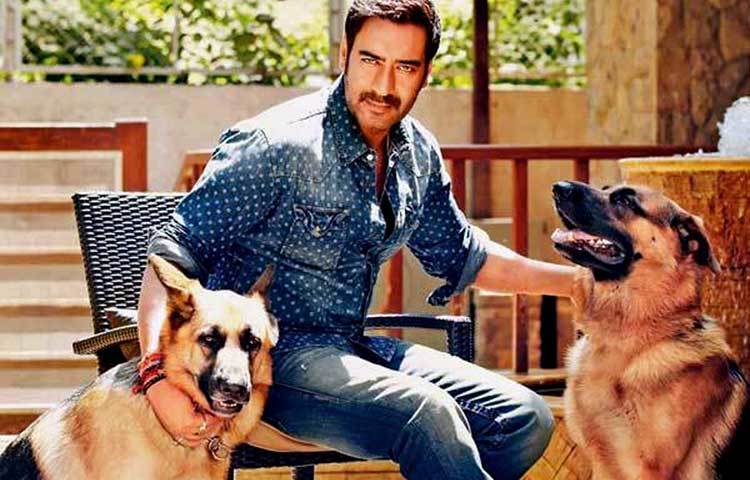 কোকো এবং কোকির সঙ্গে অজয় দেবগন। এদের নিয়ে অবসর সময় কাটান অজয়।