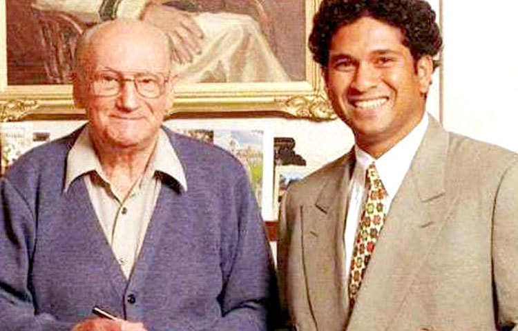 কিংবদন্তি ক্রিকেটার স্যর ডন ব্র্যাডম্যানের সঙ্গে একই ফ্রেমে শচীন।