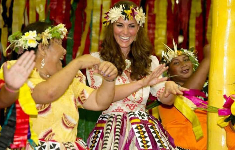 সলোমন আইল্যান্ডে ভ্রমণকালে কেট সেখানকার ঐতিহ্যবাহী নৃত্যে পরিবেশনে অংশ নেন।