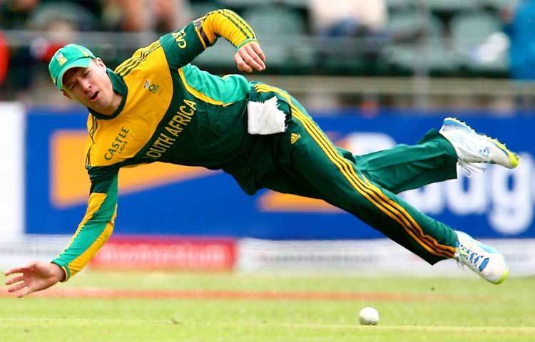 ডি ভিলিয়ার্স ডানহাতি ব্যাটসম্যান হিসেবে যতক্ষণ মাঠে থাকেন ততক্ষণ দর্শকদের মাতিয়ে রাখেন। তার এই ব্যাটিং দেখে ক্রিকেটপ্রেমীরা ভীষণ আনন্দ পেয়ে থাকেন।