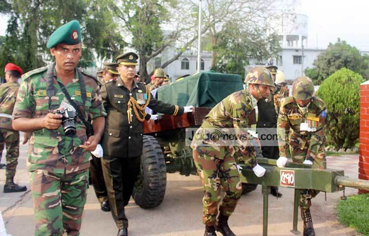 লে. কর্নেল আবুল কালাম আজাদের মরদেহ নিয়ে যাওয়া হচ্ছে। ছবি : বিপ্লব দিক্ষিৎ