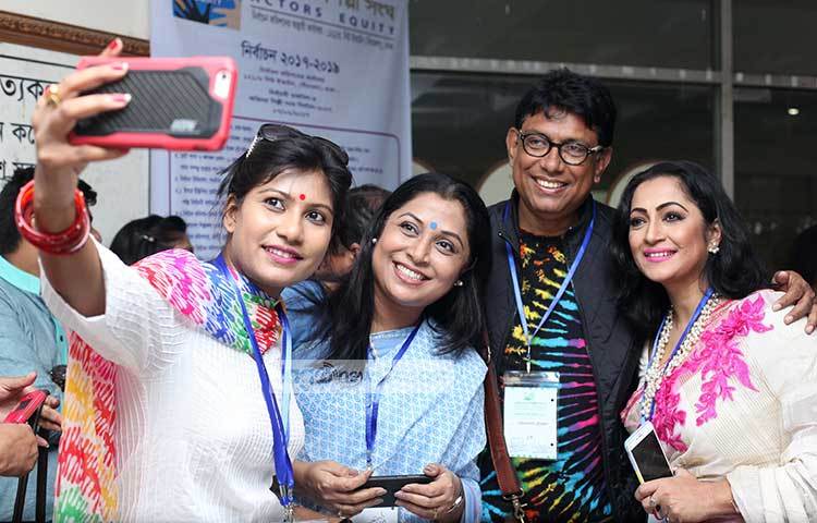 অভিনেতা আফজাল হোসেনকে ঘিরে তারা সেলফি আড্ডায় মেতে উঠেছেন। ছবি : মাহবুব আলম