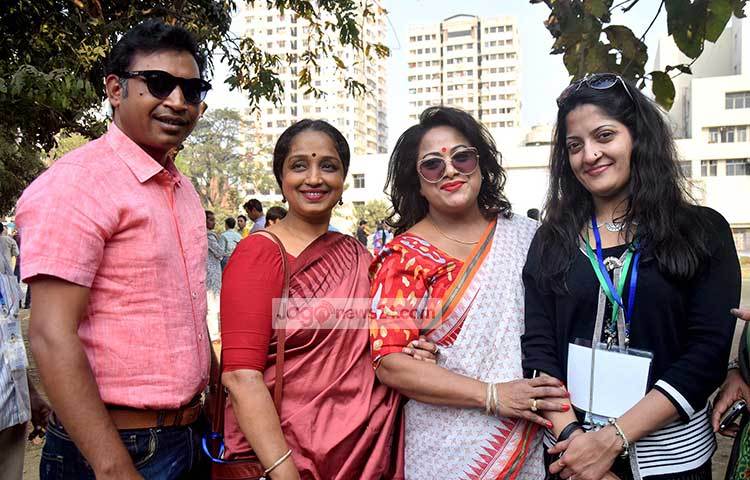 তিন অভিনেত্রীর সঙ্গে অভিনেতা প্রাণ রায় ফটোসেশেনে অংশ নিয়েছেন। ছবি : মাহবুব আলম