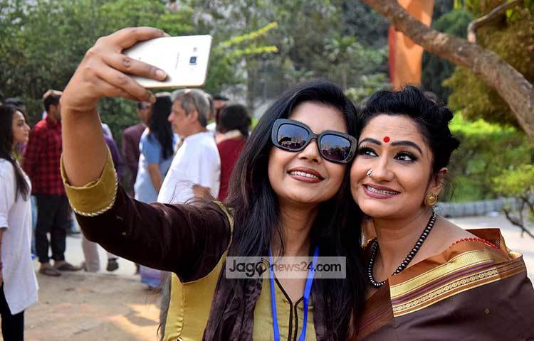 সেলফিতে দুই অভিনেত্রী। ছবি : মাহবুব আলম