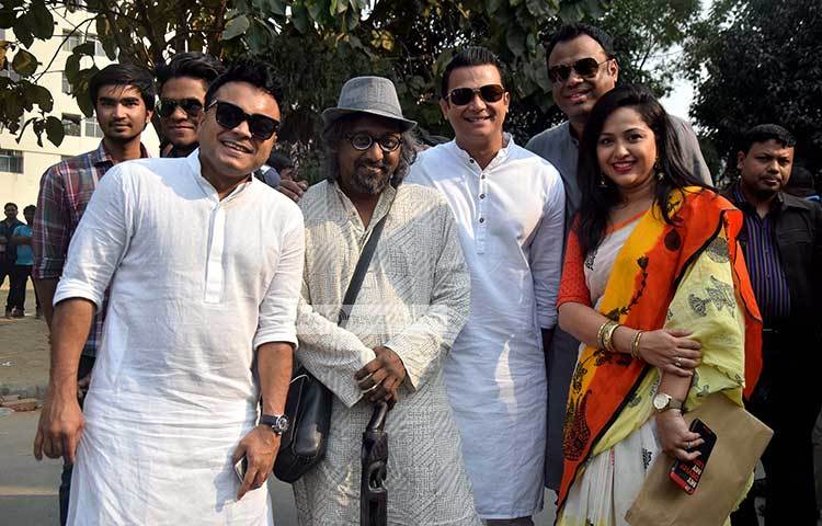 ফ্রেমবন্দি হয়েছেন অভিনেতা মিশু সাব্বির নির্মাতা অমিতাভ রেজা, নাঈম ও নাদিয়া। ছবি : মাহবুব আলম