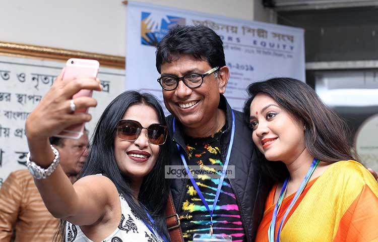 অভিনেতা আফজাল হোসেনকে ঘিরে সেলফিতে মগ্ন তমালিকা ও তারিন। ছবি : মাহবুব আলম