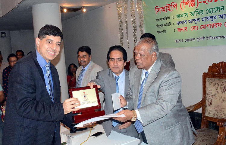 অর্থনীতিতে গুরুত্বপূর্ণ অবদানের স্বীকৃতি হিসেবে প্রাণ-আরএফএল গ্রুপের চেয়ারম্যান ও প্রধান নির্বাহী কর্মকর্তা (সিইও) আহসান খান চৌধুরীকে সিআইপি কার্ড (সিআইপি-শিল্প) দিয়েছে সরকার। ছবি : বিপ্লব দিক্ষিৎ