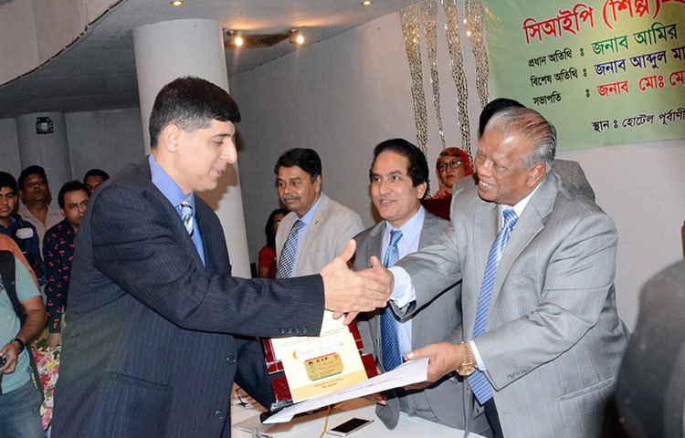 রোববার (১৯ ফেব্রুয়ারি) রাজধানীর হোটেল পূর্বাণীতে ২০১৫ সালের নির্বাচিত আহসান খান চৌধুরীর হাতে কার্ড তুলে দেন শিল্পমন্ত্রী আমির হোসেন আমু। ছবি : বিপ্লব দিক্ষিৎ
