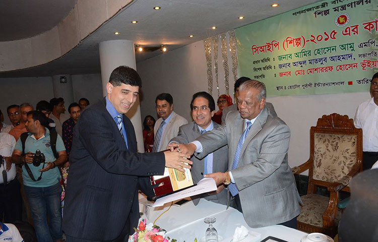 শিল্প মন্ত্রণালয়ের সিনিয়র সচিব মো. মোশাররফ হোসেনের সভাপতিত্বে কার্ড বিতরণ অনুষ্ঠানে উপস্থিত ছিলেন এফবিসিসিআইয়ের সভাপতি আব্দুল মাতলুব আহমাদসহ সিআইপি (শিল্প) হিসেবে নির্বাচিত বরেণ্য উদ্যোক্তারা। ছবি : বিপ্লব দিক্ষিৎ