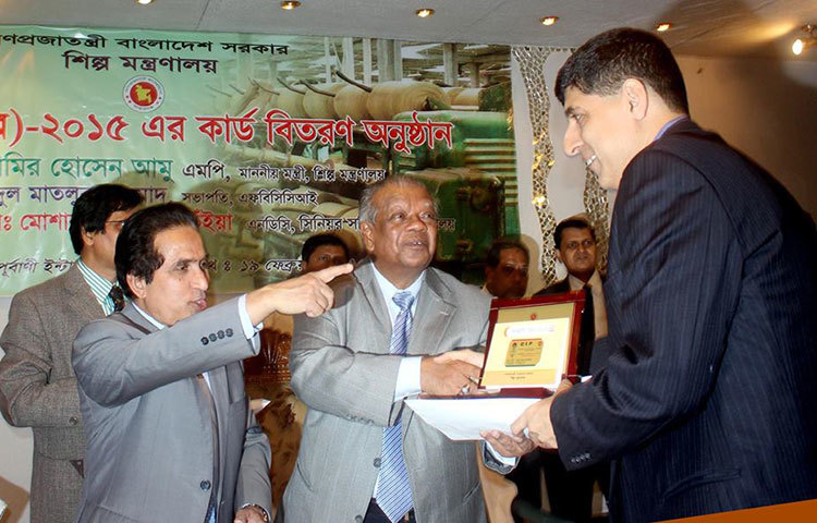 এ পরিচয়পত্র দিয়ে সচিবালয়ে প্রবেশসহ বিভিন্ন জাতীয় অনুষ্ঠান এবং সিটি কর্পোরেশনের নাগরিক সংবর্ধনায় আমন্ত্রণ পাবেন আহসান খান চৌধুরী। ছবি : বিপ্লব দিক্ষিৎ