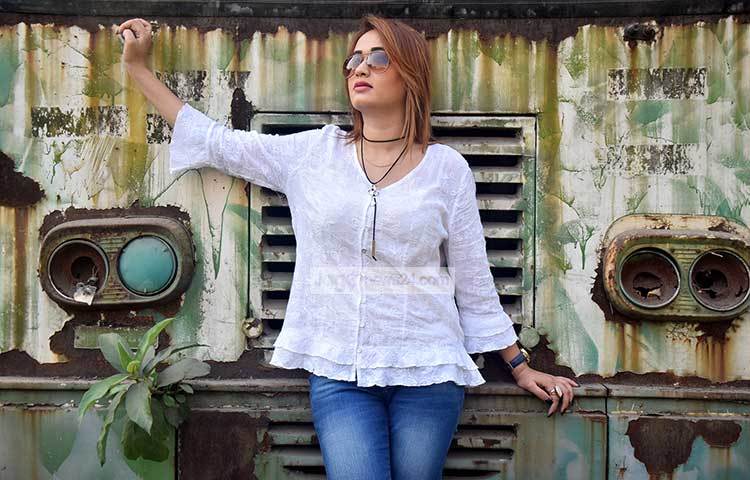 অহনা খুব ভ্রমণ পিয়াসী। অবসর সময় পেলেই দূরে কোথাও ঘুরতে বেরিয়ে পড়েন। ছবি : মাহবুব আলম