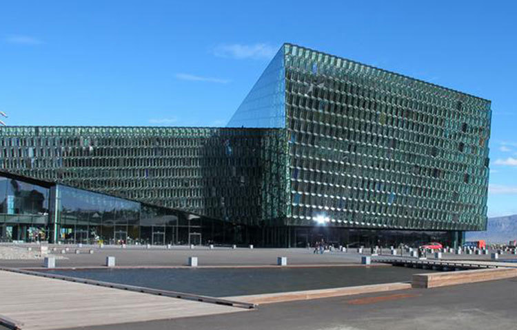 আইসল্যান্ড : এ মুহূর্তে বিশ্বের সবচেয়ে শান্তিপূর্ণ দেশ আইসল্যান্ড। গ্লোবাল পিস ইনডেক্সের সর্বশেষ তালিকায় এ তথ্য জানা গেছে।