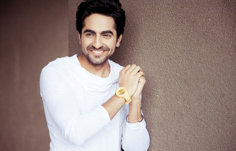 আয়ুশমান খুরানা : নিজের দাঁতের যত্ন নেওয়ার ব্যাপারে আয়ুশমানের জুরি মেলা ভার। তাই যেখানেই তিনি যান সেখানেই নিজের ডেন্টাল কিট সঙ্গে নিয়ে যান।