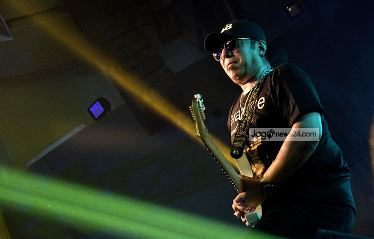 আইয়ুব বাচ্চুকে &lsquo;গিটার জাদুকর&rsquo; বলা হয়। তিনি উপমহাদেশের অন্যতম সেরা গিটারিস্টও বটে। ছবি : মাহবুব আলম