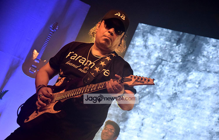 শুক্রবার (২৪ মার্চ) সন্ধ্যায় রাজধানীর কৃষিবিদ ইনস্টিটিউট মিলনায়তনে বাংলাফ্লিক্স প্রেজেন্টস &lsquo;সাউন্ড অব সাইলেন্স&rsquo; নামের গিটার শো-তে অনুষ্ঠিত হয়। সেখানে জনপ্রিয় ব্যান্ড দল এলআরবির এই কর্ণধারের গিটারের তালে মেতে ওঠেন হল ভর্তি দর্শক। ছবি : মাহবুব আলম