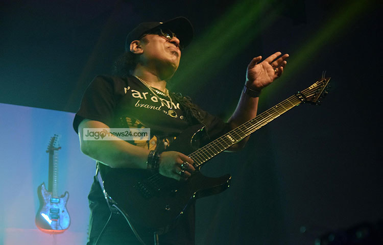 দুই ঘণ্টাব্যাপী আয়োজিত এই গিটার শো-তে আইয়ুব বাচ্চু ও তিন সহযোদ্ধার পরিবেশনায় গিটারের ঝংকারে মুগ্ধ হন সবাই। ছবি : মাহবুব আলম