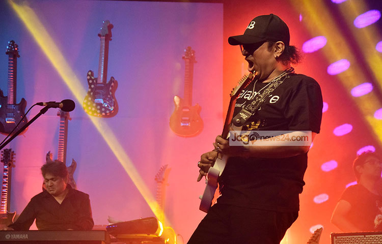 স্টেজে দাঁড়িয়ে আইয়ুব বাচ্চু বলেন, বাঙালি গান প্রিয় জাতি। বাংলাদেশের মত গান পাগল মানুষ পৃথিবীর আর কোথাও নেই। ছবি : মাহবুব আলম