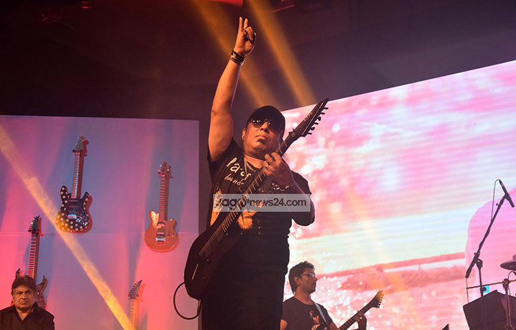 আইয়ুব বাচ্চু আরো বলেন, আমাদের দেশে গায়ক জনপ্রিয়তা পায়। কিন্তু গিটারিস্টরা জনপ্রিয়তা পায় না। অথচ একজন গিটারিস্টের অবদানও কোনো অংশে কম না। ছবি : মাহবুব আলম