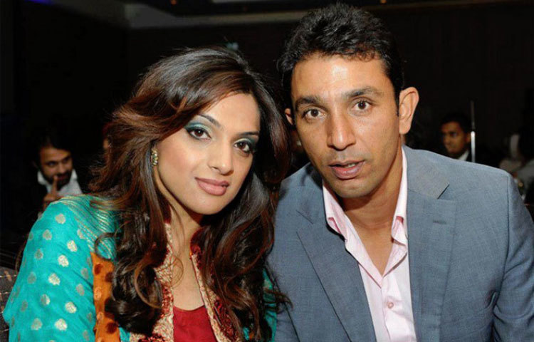 আজহার মেহমুদ ও এবা মেহমুদ : ২০০৩ সালে ব্রিটেনের বাসিন্দা এবা কুরেশিকে বিয়ে করেন আজহার। ১৯৯৯ সালে বিশ্বকাপের সময় থেকে তাদের পরিচয় হয়। আজহারের ফ্যান ছিলেন এবা। স্টেডিয়ামে এবাকে প্রথম দেখাতেই প্রেমে পড়ে যান এই প্রাক্তন পাক ক্রিকেটার।