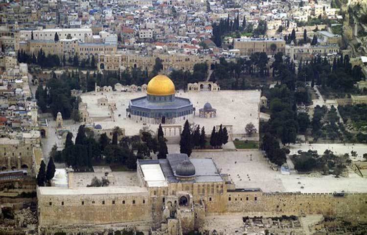 আল-আকসা মসজিদ, জেরুজালেম, প্যালেস্টাইন : জেরুজালেমের পুরাতন শহরে এই মসজিদটি অবস্থিত। প্রতিবছর বিশ্বের নানা প্রান্তের মুসলমানরা এই মসজিদের সৌন্দর্য উপভোগ করার জন্য ছুটে আসেন।