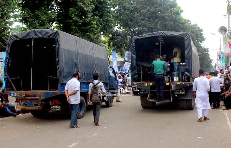 সোহরাওয়ার্দী উদ্যানের চারপাশে চার স্তরের নিরাপত্তা বলয় গড়ে তোলা হয়েছে। ছবি : বিপ্লব দিক্ষিৎ