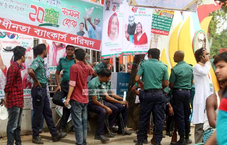 পুলিশের আইজি এ কে এম শহীদুল হক গতকাল বলেছেন, সোহরাওয়ার্দীসহ রাজধানীর বিভিন্ন স্থানে নিশ্ছিদ্র নিরাপত্তা দিতে সতর্ক অবস্থানে রয়েছে পুলিশ। ছবি : বিপ্লব দিক্ষিৎ