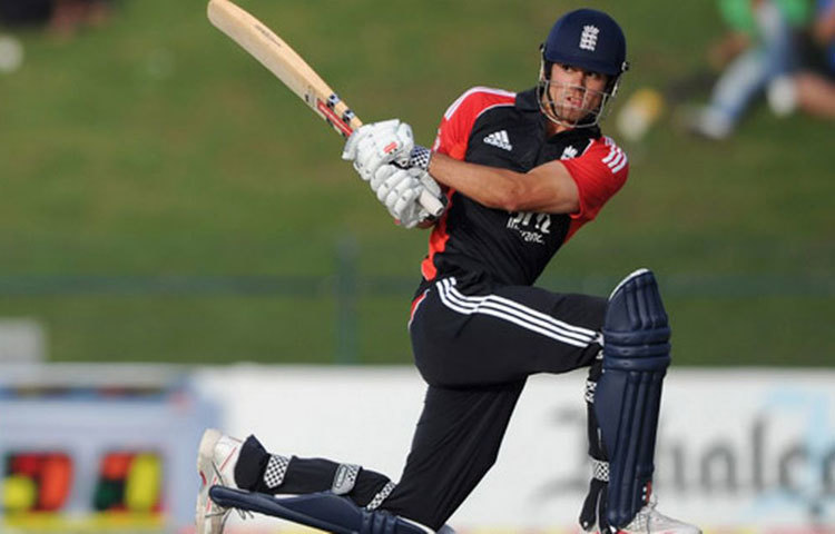 হ্যান্ডসাম ক্রিকেটার অ্যালিস্টার কুকও তার বাঁ-হাতি ব্যাটিংয়ের দুর্দান্ত গতিতে নিমেষই মাঠে ঝড় তোলেন। দর্শকরা যেন তার এই দুর্দান্ত বাঁ-হাতি অ্যাকশন দেখার জন্য অপেক্ষা করেন।