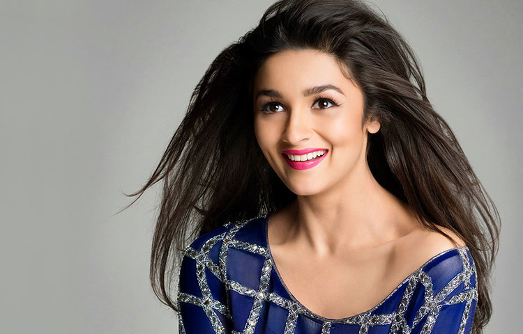 আলিয়া ভাট : বর্তমান প্রজন্মের এই হার্টথ্রব নায়িকা ব্রিটিশ পাসপোর্ট হোল্ডার। তবে তিনি ভারতেই স্থায়ীভাবে বসবাস করছেন।