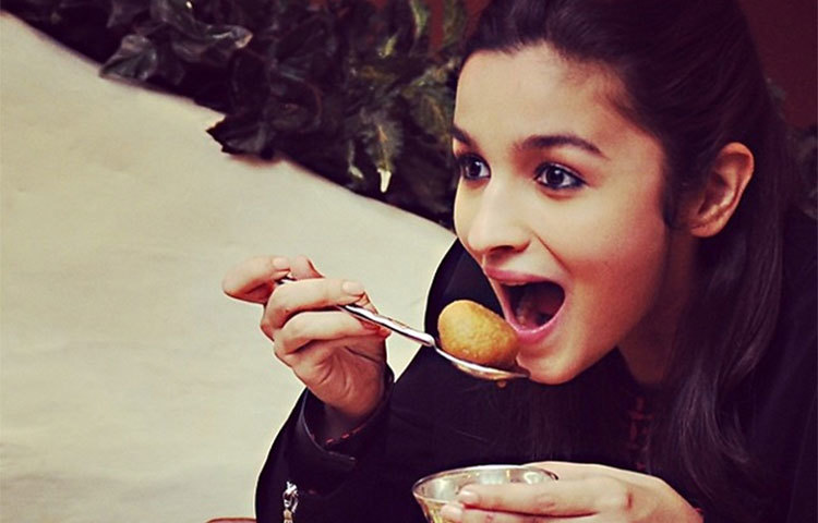 আলিয়া ভাট : মিষ্টি চেহারার এই অভিনেত্রী মিষ্টি খেতে খুব পছন্দ করেন।