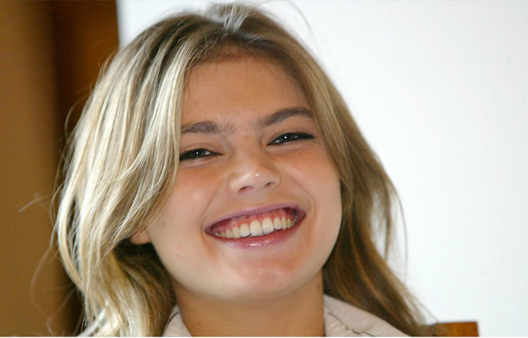 আলিনা কাবেভা : রাশিয়ার সেলিব্রেটি রিদমিক জিমন্যাস্ট আলিনা একজন খ্যাতিমান রাজনীতিক। ২০০৭ থেকে ২০০৯ পর্যন্ত স্টেট ডুমা-ও ডেপুটি হিসেবে কাজ করেছেন। শুধু তাই নয় রাশিয়ান &lsquo;ভোগ&rsquo;, &lsquo;মাক্সিম&rsquo; পত্রিকার কভার গার্লও হয়েছেন বেশ কয়েক বার।