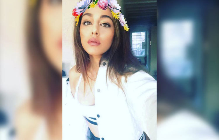 সম্প্রতি তিনি একটি লাক্সারি ক্লোদিং লাইনের জন্য ফটোশুট করেছেন। শুটের আগে মেকআপের ছবিও শেয়ার করেছেন সোশ্যাল মিডিয়ায়।