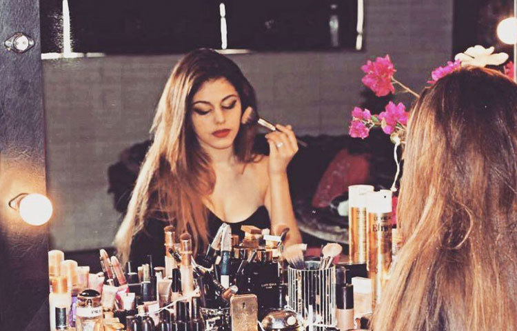 সাজগোজ করতে খুব ভালবাসেন আলিয়া। ইনস্টাগ্রামে তার অনুসারীর সংখ্যা প্রায় ২ লক্ষ ২৮ হাজার।