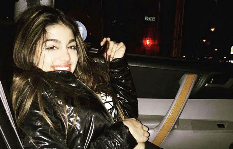 অনেকেই বলেন যে আলিয়া তার মায়ের থেকেও বেশি সুন্দরী। কথাটা ঠিক না ভুল, সেটা অবশ্য আলিয়ার অনুসারীরাই বলতে পারেন।