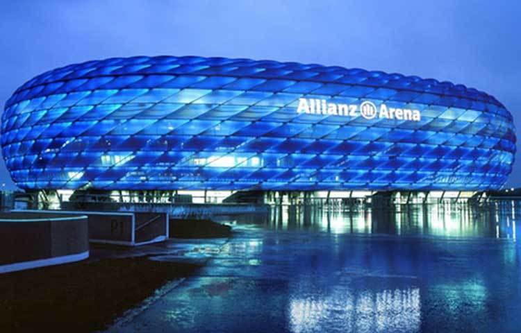 আলিয়াঞ্জ অ্যারিনা : দ্য আলিয়াঞ্জ অ্যারিনা হচ্ছে জার্মানির তৃতীয় বৃহত্তম স্টেডিয়াম। এর আসন সংখ্যা ৯০ হাজার। বিশেষ করে রাতে স্টেডিয়ামটি দেখতে আশ্চর্যজনক মনে হয়। কেননা স্টেডিয়ামটির আলোক ঝলকানি যেকোন মানুষকে মুগ্ধ করে।