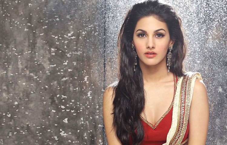 আমাইরা মাত্র ১৬ বছর বয়সে মডেল হিসেবে ক্যারিয়ার শুরু করেন।