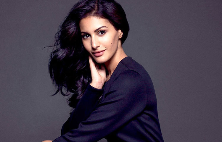 মাতৃভাষা পার্সি হলেও, ইংরেজি, ফরাসি ও গুজরাটি ভাষায় পারদর্শী সুন্দরী অভিনেত্রী আমাইরা।