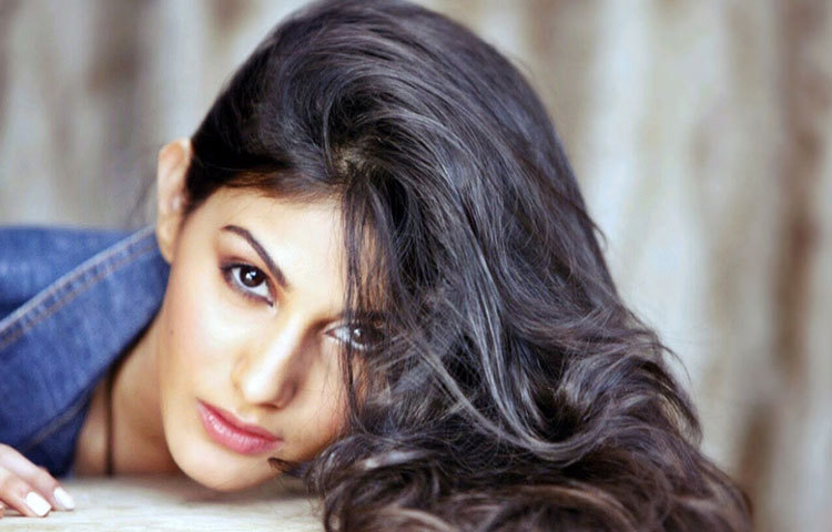 আমাইরা কলেজে পড়তে পড়তেই মডেলিংয়ে এসেছিলেন। কিন্তু পড়াশোনায় ভাটা পড়েনি তার। বর্তমানে তিনি মুম্বইয়ের একটি কলেজ থেকে বিএ পড়ছেন।