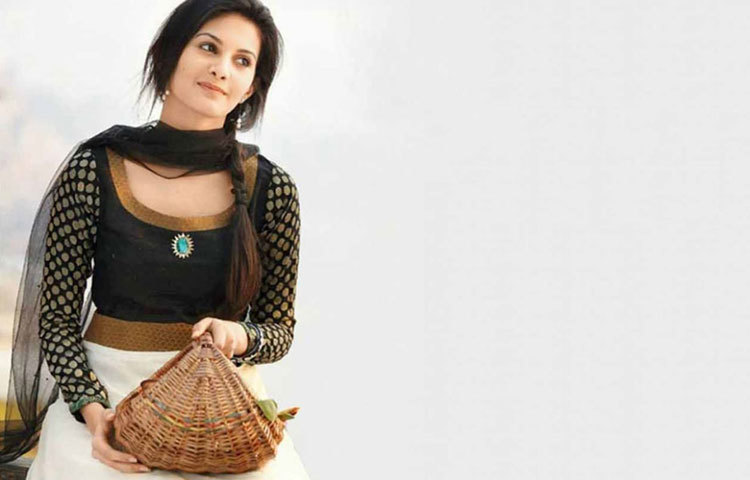 ইমরান হাশমির সঙ্গে তাকে দেখা গিয়েছিল, মুকেশ ভট্ট পরিচালিত সাই-ফাই ছবি &lsquo;মিস্টার এক্স&rsquo;এ।