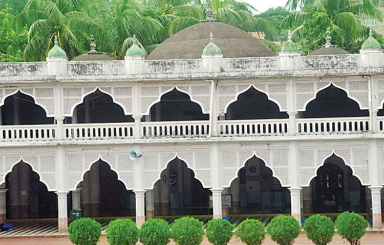 ১৬৬৬ খ্রিস্টাব্দের ২৭ জানুয়ারি চট্টগ্রামের তৎকালীন মোগল শাসনকর্তা শায়েস্তা খাঁর ছেলে উমেদ খাঁ এ কেল্লার ভেতরে প্রবেশ করলে তখন থেকে এর নাম হয় &lsquo;আন্দরকিল্লা&rsquo;।