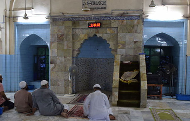 ৫৬ বছর পর চট্টগ্রামের আরেক শাসনকর্তা নবাব ইয়াসিন খাঁ ১৭২৩ খ্রিস্টাব্দে আন্দরকিল্লা শাহী জামে মসজিদের সন্নিকটে পাহাড়ের দক্ষিণ-পূর্ব দিকের একটি টিলার ওপর আরেকটি পাকা মসজিদ নির্মাণ করেন। এর নাম দেন &lsquo;কদম রসুল&rsquo;