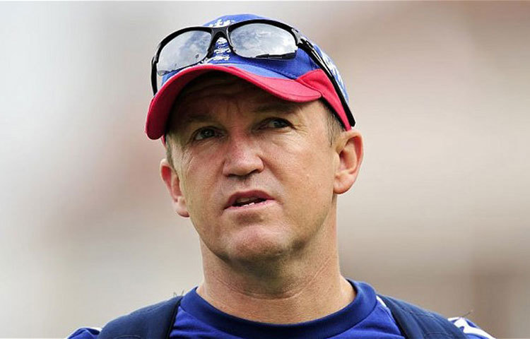 অ্যান্ডি ফ্লাওয়ার জিম্বাবুয়ের জাতীয় দলের সাবেক ক্রিকেটার ছিলেন। ইংল্যান্ড দলের সহকারী কোচ হিসেবে তিনি কোচের ক্যারিয়ার শুরু করেন।